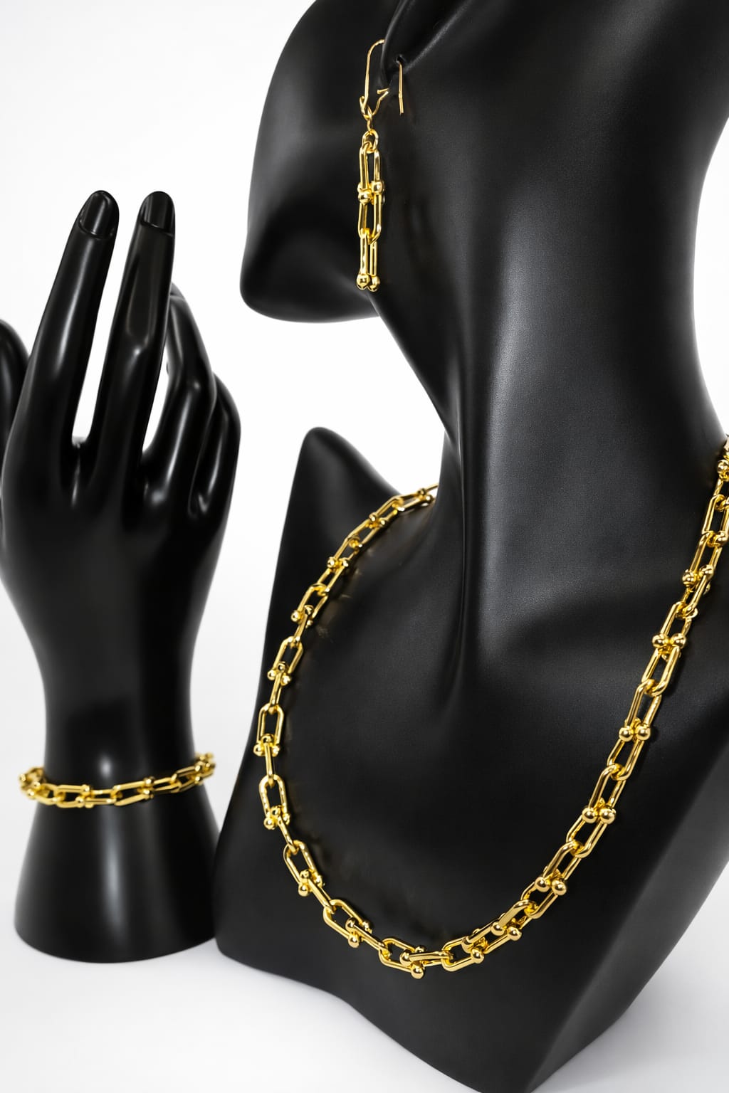 Jewelry set in the shape of cylindrical rings (horseshoe)