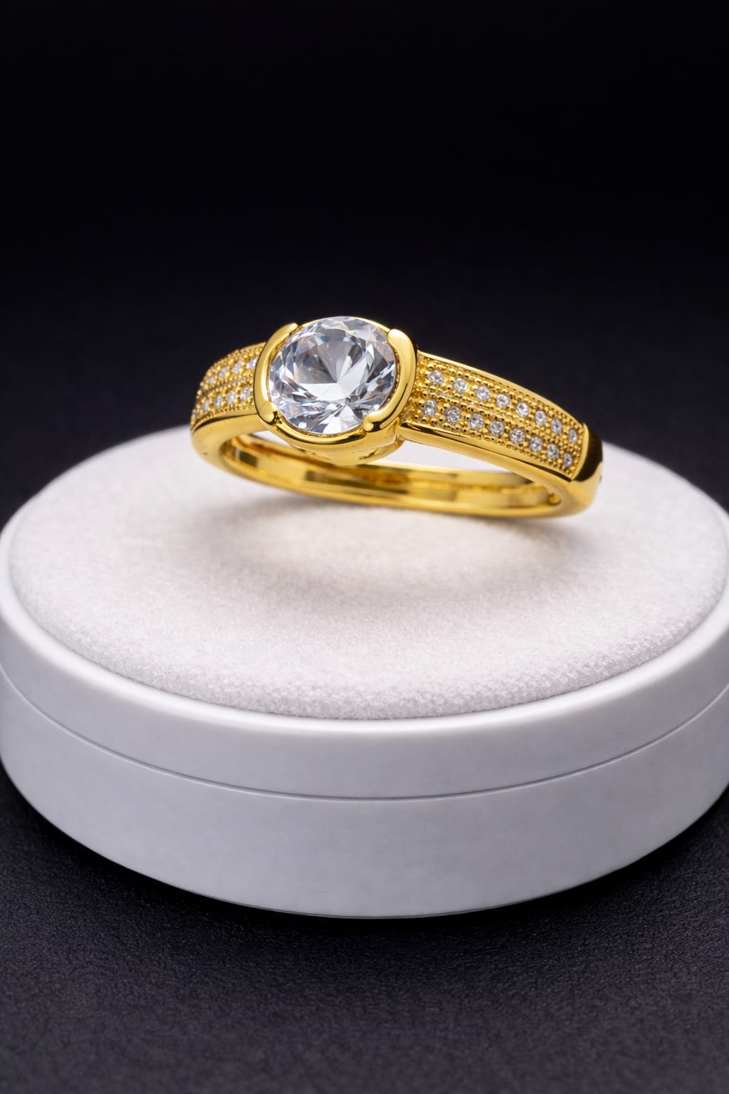 A luxurious 21-karat gold-plated ring – with a dazzling, eye-catching stone 💍✨
