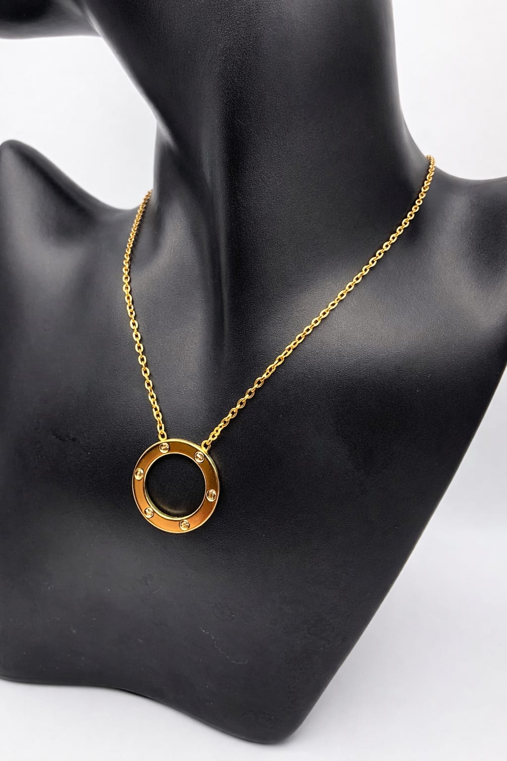 Elegant gold circle necklace