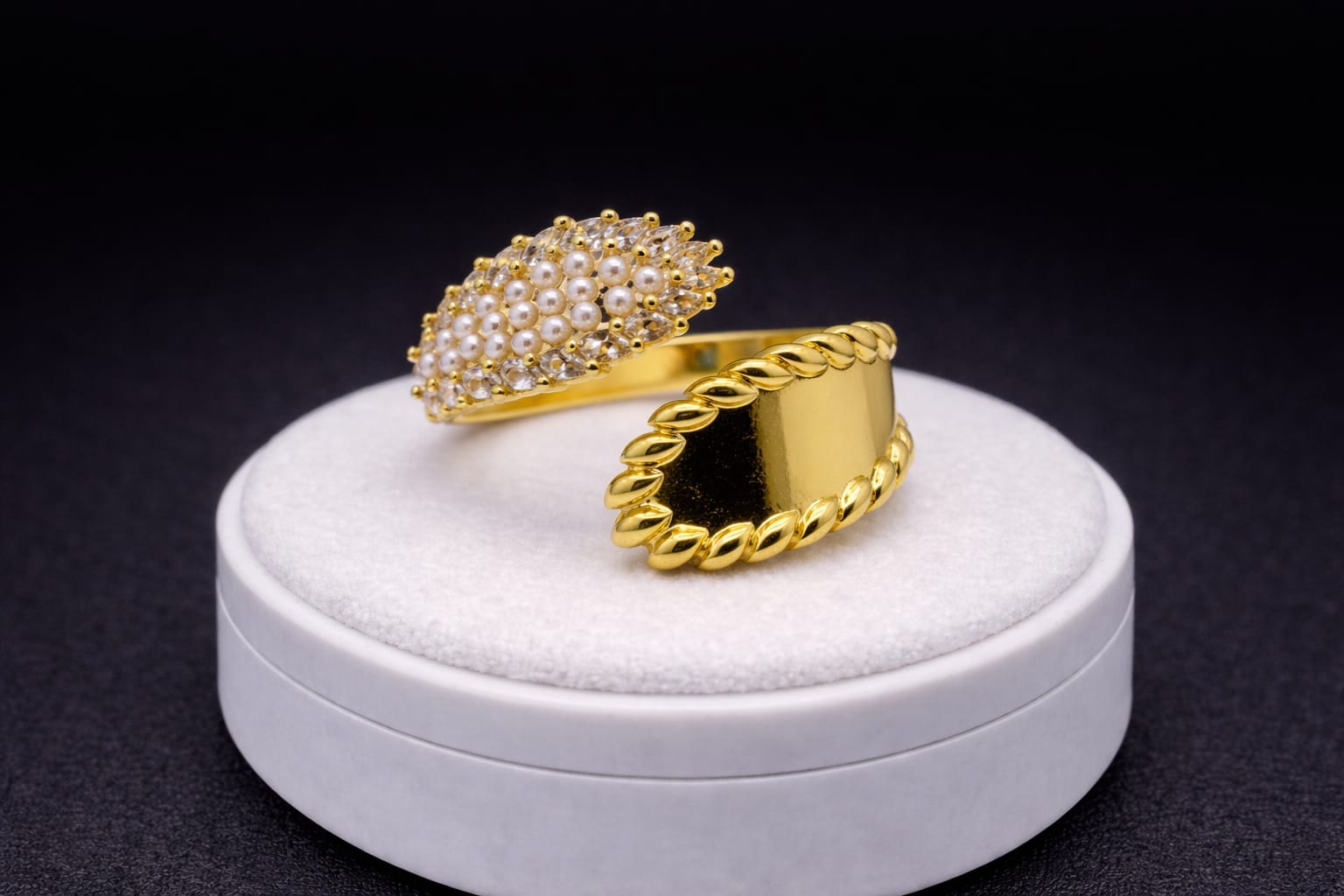 Golden pearl ring – understated luxury with a modern design