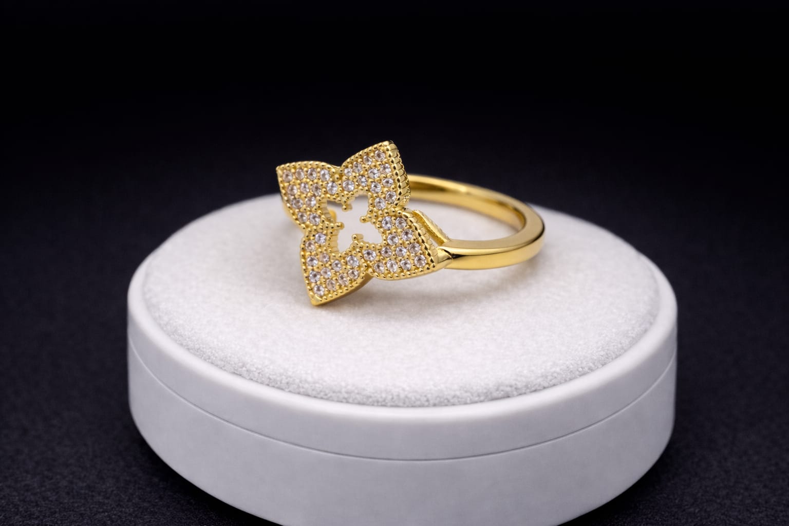 Gold-plated 21 ring with a flower design – understated elegance