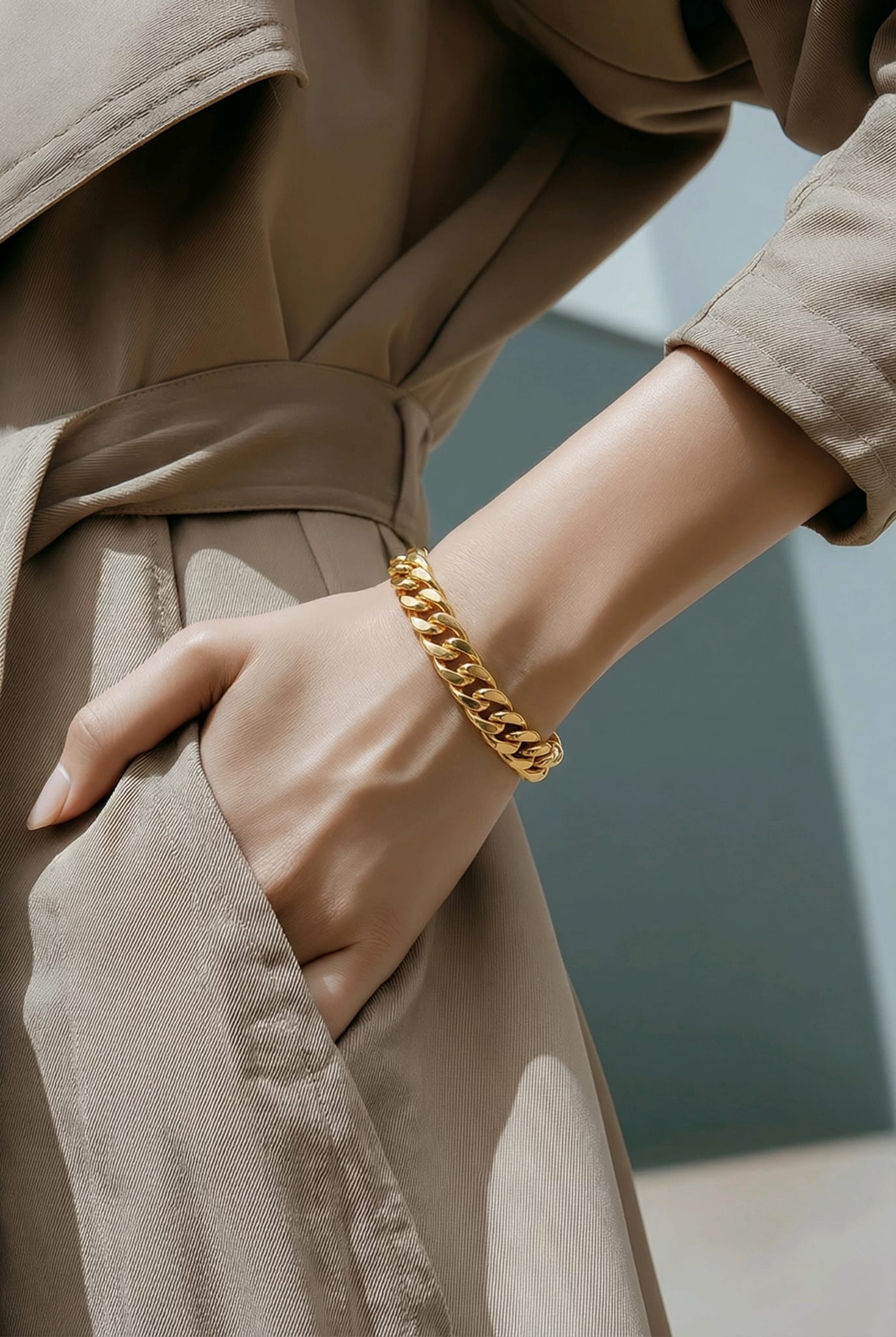 Wide gold chain bracelet with a luxurious design