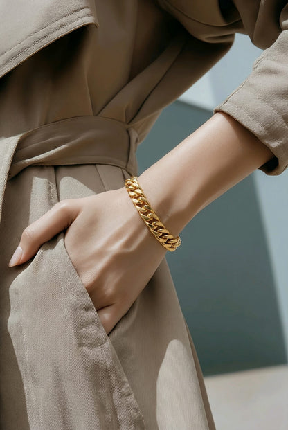 Wide gold chain bracelet with a luxurious design