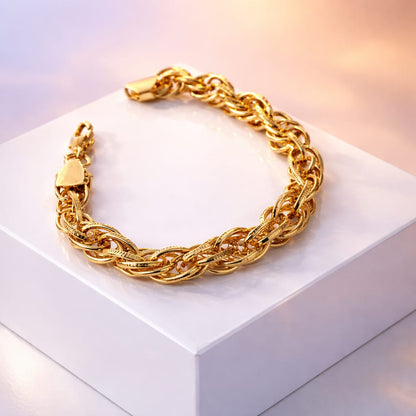Luxurious gold chain bracelet with an elegant design
