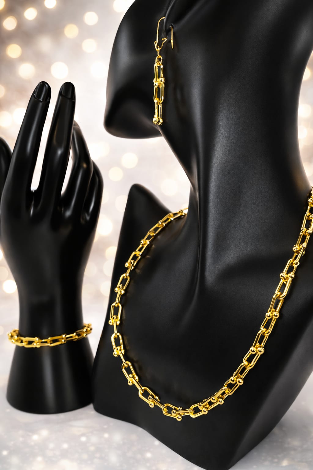 طقم مجوهرات على شكل حلقات أسطوانية (حدوة حصان)