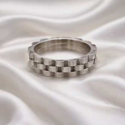Men's silver ring with a bold chain design