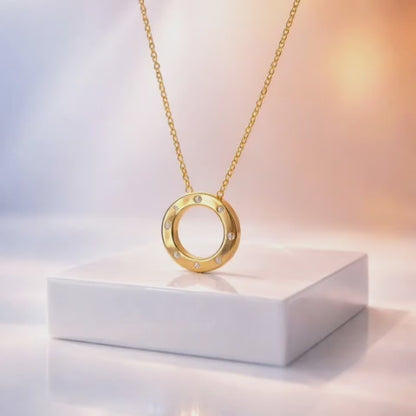 Elegant gold circle necklace