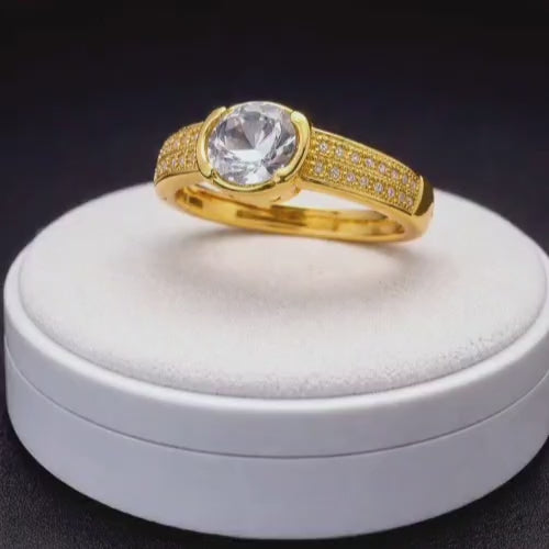 A luxurious 21-karat gold-plated ring – with a dazzling, eye-catching stone 💍✨