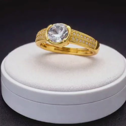 A luxurious 21-karat gold-plated ring – with a dazzling, eye-catching stone 💍✨