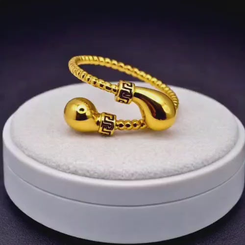 A luxurious 21-karat gold-plated ring with an elegant geometric design – adjustable