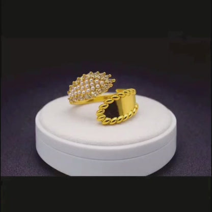 Golden pearl ring – understated luxury with a modern design